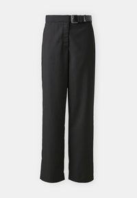 Zwarte broek met een rechte pijpontwerp, gemaakt van gladde stof, met een brede tailleband en een riem met een rechthoekige gesp.