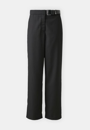 Czarne spodnie o prostym kroju, wykonane z gładkiego materiału, z szerokim pasem w talii i paskiem z prostokątną klamrą.