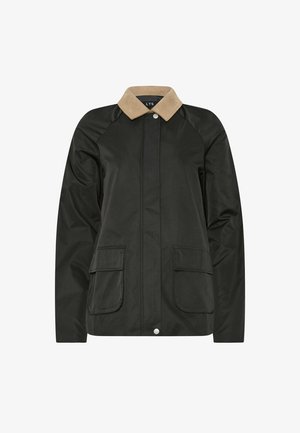 Musta pitkähiha jacket, jossa on vaaleanruskea kaulus, edessä painonapit ja kaksi suurta läppätaskua lantioilla.