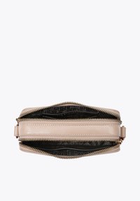 Portefeuille en cuir beige avec double fermeture éclair, plusieurs compartiments intérieurs et une doublure intérieure texturée noire à motifs.