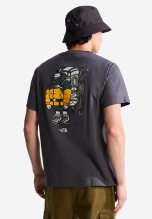 The North Face, U GEAR UP GET OUT RLX SS TEE-GRAPHIC. UNISEX - T-shirt print - anthracite grey