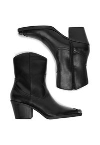 Czarne skórzane botki za kostkę z ostrymi noskami, masywnym obcasem, bocznym zamkiem, gładką fakturą oraz subtelnymi wycięciami w kształcie łuku na cholewce.