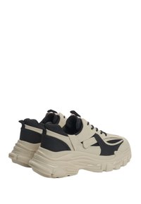 Grube sneakers z beżową cholewką i czarnymi akcentami. Teksturowana gumowa podeszwa o warstwowej konstrukcji. W zestawie sznurówki i regulowany pasek.