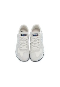 Sneaker in suede bianco con un design multitessuto, caratterizzate da pannelli perforati, lacci piatti e una suola in gomma nera con un battistrada decorato.