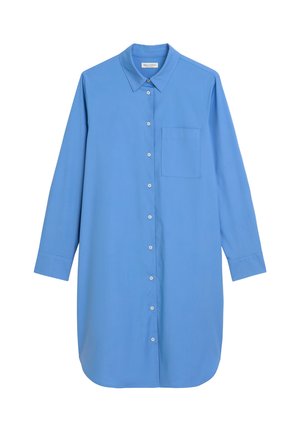 Robe chemise bleue à manches longues et boutonnée, avec un col et une poche poitrine unique, présentée sur un fond blanc.