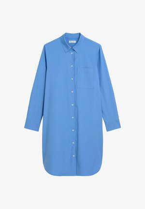 Langärmliges, knöpfbares blaues Hemdkleid mit Kragen und einer einzelnen Brusttasche, vor einem weißen Hintergrund präsentiert.