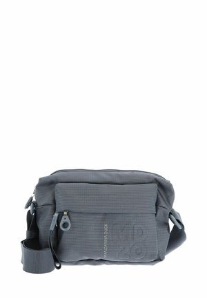 Graue, strukturierte Umhängetasche mit Reißverschluss, verstellbarem Riemen und Außentasche. Verfügt über dezente Muster und Markenkennzeichnung. Leichtes Design.