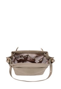 Beige Lederhandtasche mit strukturiertem Design, ausgestattet mit einem geräumigen, mit Satin ausgekleideten Innenraum, mehreren Taschen und Messingbeschlägen.