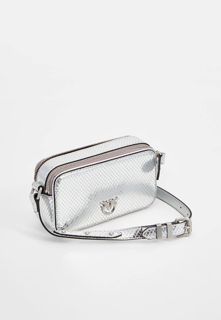 Srebrna torebka crossbody z teksturowanym siateczkowym wzorem, zamek błyskawiczny i regulowany pasek. Posiada mały akcent z logo z przodu.