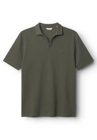 Olivovo zelené polo tričko s textúrovanou látkou, zapínaním na dva gombíky a preloženým golierom. Jemný detail loga pri hrudníku a krátke rukávy.