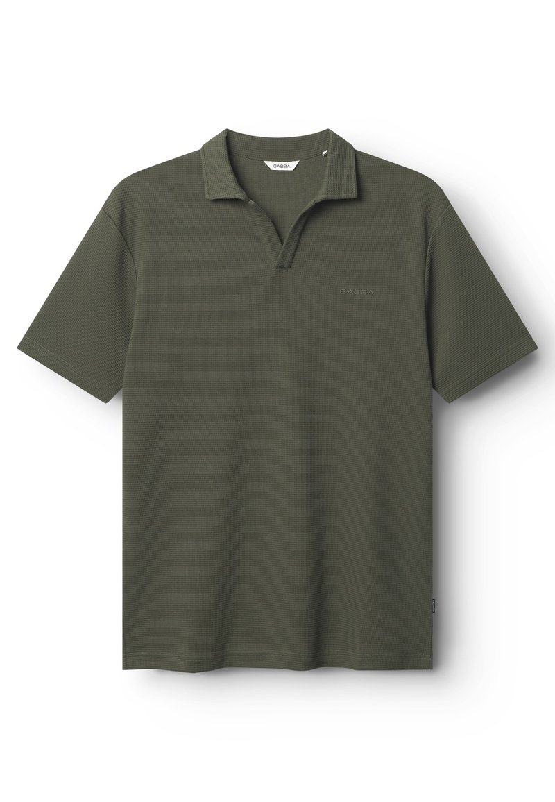 Olivovo zelené polo tričko s textúrovanou látkou, zapínaním na dva gombíky a preloženým golierom. Jemný detail loga pri hrudníku a krátke rukávy.