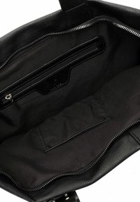 Musta nahk käekotile siseruum, millel on tõmblukuga tasku, sile kangas vooder ja üks lame avatud tasku. Üldiselt tume ja stiilne disain.