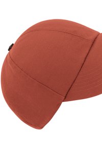 Rote Radmütze aus weichem Stoff, mit runder Form, kurzem Schirm und nahtlosen Nähten. Minimalistisches Design ohne Verzierungen.