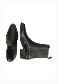 Botas de tobillo de cuero negro con punta afilada, paneles laterales elásticos y un tacón texturizado. Acabado suave con sutiles detalles de costura.