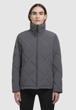 Veste doudoune grise matelassée avec un col haut, une fermeture éclair à l'avant et un motif en losange. Le tissu semble lisse et isolant, adapté aux temps froids.