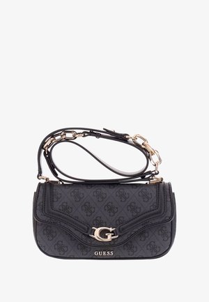 Schwarze Guess-Handtasche mit goldenen Beschlägen, strukturiertem Material und einem Ketten- sowie Ledertragegurt. Merkmale sind ein Logo-Highlight und ein geschwungenes Design.