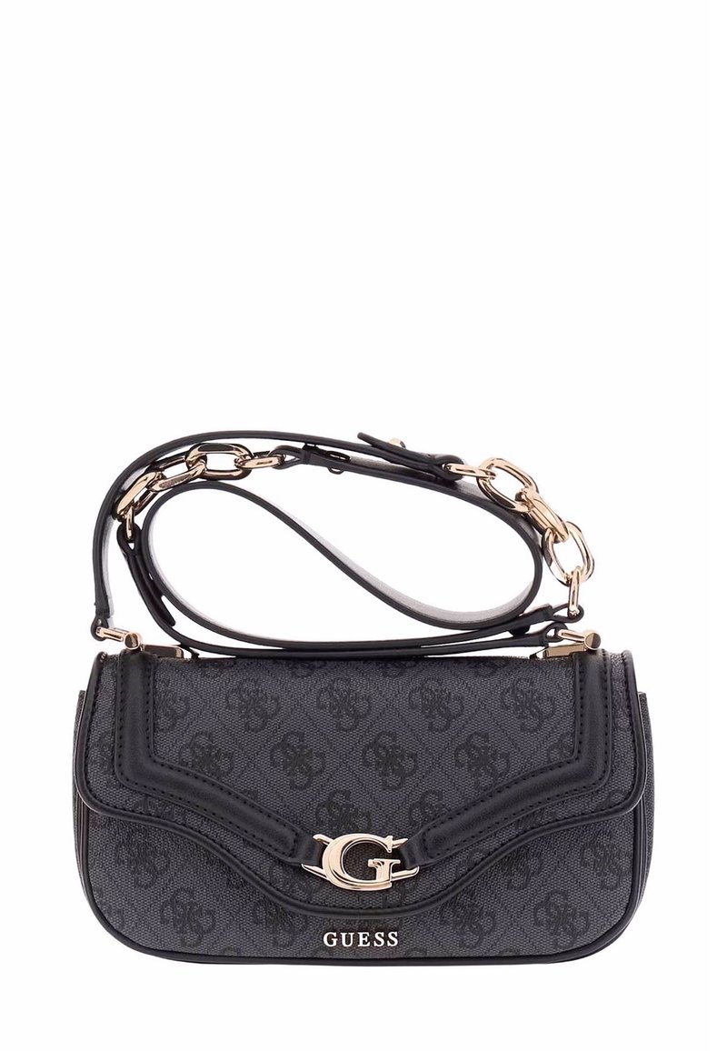 Borsa Guess nera con hardware dorato, materiale testurizzato e una tracolla in catena e pelle. Presenta un accento con logo e un design curvo.