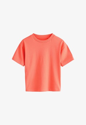 Koraalrode katoenen T-shirt met korte mouwen en ronde hals, met een losse pasvorm, op een witte achtergrond.