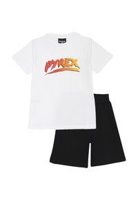 T-shirt bianca in cotone con grafica "PYREX" arancione e rossa; abbinata a pantaloni corti neri in cotone, entrambi con una vestibilità rilassata e un design semplice.