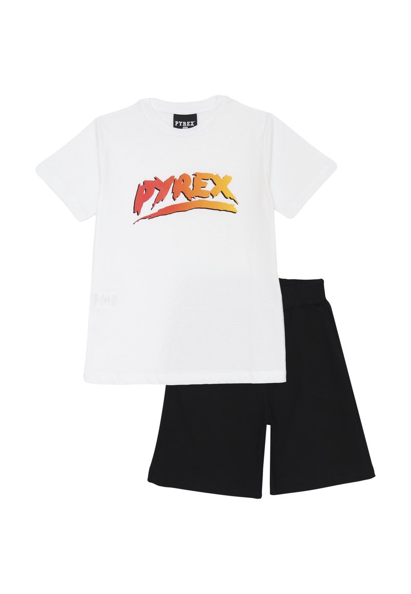 T-shirt bianca in cotone con grafica "PYREX" arancione e rossa; abbinata a pantaloni corti neri in cotone, entrambi con una vestibilità rilassata e un design semplice.