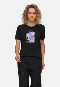 Sort kortærmet t-shirt med et multifarvet grafikdesign i nuancer af lilla og grå. Blødt bomuldsstof med en afslappet pasform.