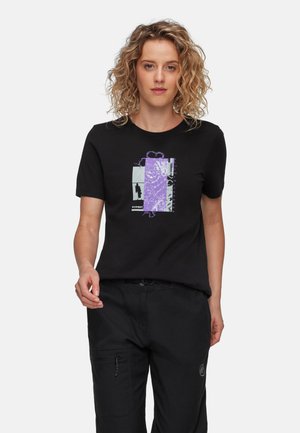 Zwart T-shirt met korte mouwen, voorzien van een meerkleurig grafisch ontwerp in tinten paars en grijs. Zacht katoen met een losse pasvorm.