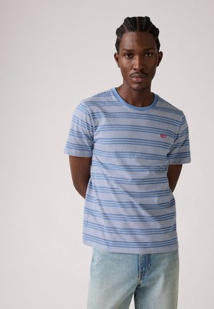 Gestreept T-shirt in blauwtinten met een ronde hals en korte mouwen. Voorzien van een klein rood Levi's-logo op de borst. Casual fit met een zachte textuur.