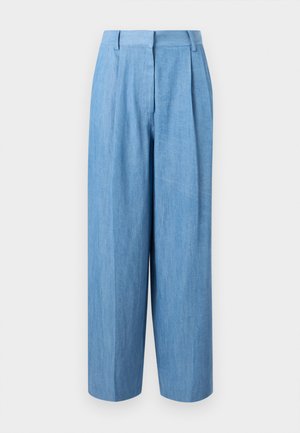 Pantalon bleu clair à taille haute et jambes larges, avec plis à l'avant et poches latérales, présenté sur un fond blanc uni.