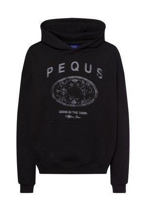 Schwarzer Hoodie mit einer vorderen Kängurutasche, ausgestattet mit einem grafischen Druck, der "PEQUS" und "GONE IN THE DARK" in hellgrau zeigt. Baumwollmaterial.