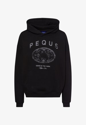 Zwarte hoodie met een voorzak in kangoeroe-stijl, voorzien van een grafische print met de tekst "PEQUS" en "GONE IN THE DARK" in lichtgrijs. Gemaakt van katoen.