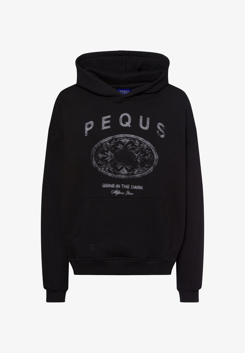 Schwarzer Hoodie mit einer vorderen Kängurutasche, ausgestattet mit einem grafischen Druck, der "PEQUS" und "GONE IN THE DARK" in hellgrau zeigt. Baumwollmaterial.