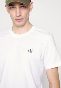 Calvin Klein Jeans MONOLOGO 2 PACK - Camiseta básica -  black/bright white