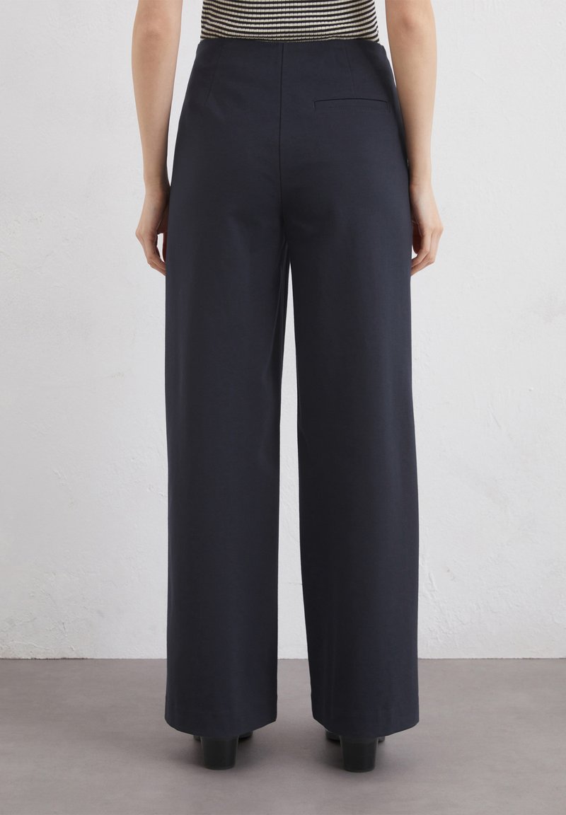 Navy weite Beinkleider aus einem glatten Stoff, mit einer Gesäßtasche und einem klaren, schlanken Design. Maschinenwaschbar und bequem zu tragen.