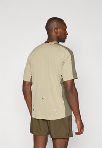 ASICS FUJITRAIL ELITE TOP - Sports T-shirt - mantle green/khaki