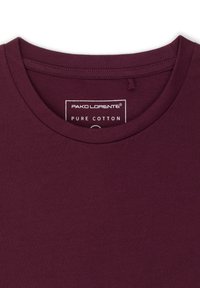 Bordowa koszulka z okrągłym dekoltem. Wykonana z czystej bawełny, o gładkiej fakturze i metce z nazwą marki oraz szczegółami dotyczącymi tkaniny.