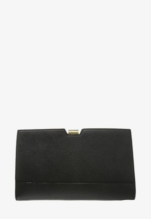 Pochette rectangulaire noire texturée avec fermeture à clapet dorée au centre supérieur, sur fond blanc.
