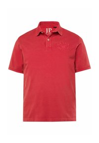 Červená polo tričko s krátkými rukávy, límečkem, zapínáním na dva knoflíky a embosovaným logem. Vyrobeno z bavlny, má hladkou strukturu.
