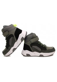 Baskets mid-top avec des panneaux en daim gris et en mesh noir, semelles blanches rembourrées, accents vert néon et fermetures à sangle réglables.