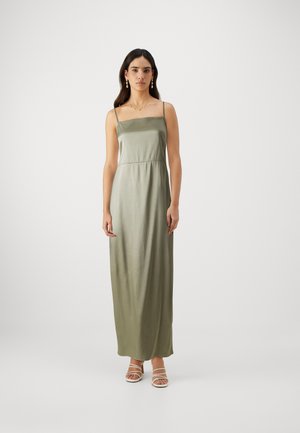 Satin olivgrön maxiklänning med tunna axelremmar, en figurnära överdel och en flödande kjol som går ner till anklarna. Enkelt designad, utan mönster.