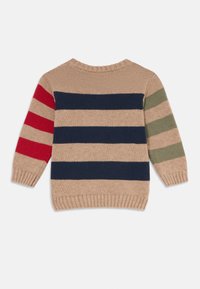 Beige gestrickter Pullover mit horizontalen Streifen in Marineblau, Rot und Olivgrün. Mit Rundhalsausschnitt und gerippten Bündchen und Saum.