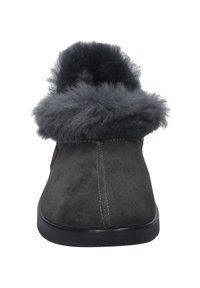 Grå ruskinds hjemmesko med en fluffy mørkegrå pelskrave. Blød tekstur, rund tå og sort gummisål for komfort og støtte.