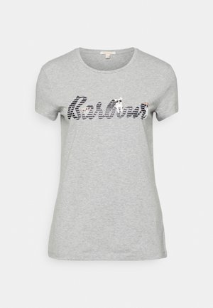 Hellgraues Kurzarm-T-Shirt mit Rundhalsausschnitt und schwarzem, gestreiftem "Barbour"-Schriftzug, der kleine Tiergesichtsmuster über der Brust zeigt.