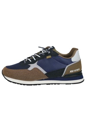 Zapatillas de hombre que combinan ante marrón, malla azul marino y detalles en negro. Diseño ligero con suela blanca y cierre de cordones.
