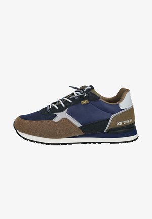 Zapatillas de hombre que combinan ante marrón, malla azul marino y detalles en negro. Diseño ligero con suela blanca y cierre de cordones.