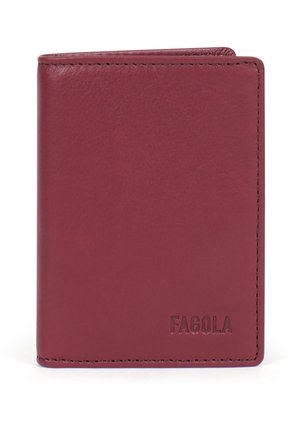 Portefeuille bifold en cuir bordeaux avec couture visible et logo embossé "FAGOLA" en bas à droite sur le devant.
