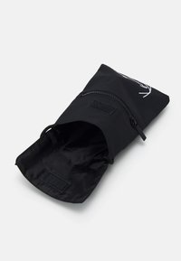 Karl Kani SIGNATURE POUCH BAG UNISEX - Borsa a tracolla - black