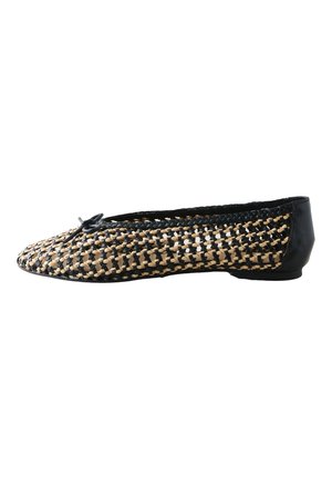 Scarpa da balletto piatta intrecciata con motivo nero e color paglia naturale e piccolo fiocco nero sulla punta.