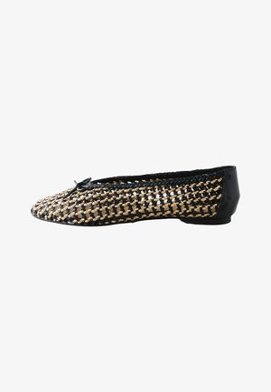 Scarpa da balletto piatta intrecciata con motivo nero e color paglia naturale e piccolo fiocco nero sulla punta.