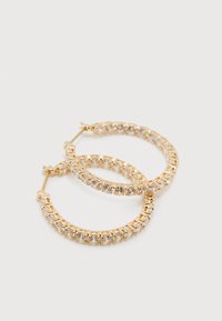 Σετ χρυσών σκουλαρικιών κρίκων με διαυγή κρύσταλλα σε κυκλικό κόψιμο, τοποθετημένα ομοιόμορφα σε ολόκληρη την περίμετρο σε λευκό φόντο.