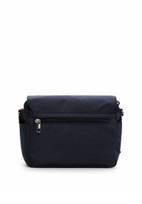 Petit sac bandoulière bleu marine avec une poche zippée à l'avant, une fermeture à rabat et des poches latérales ouvertes, conçu pour un usage quotidien.
